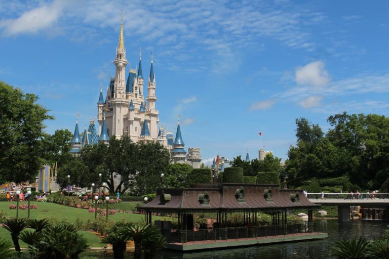 Disney Parks Blog Reviewed and How to Start a Travel Blog of Your Own